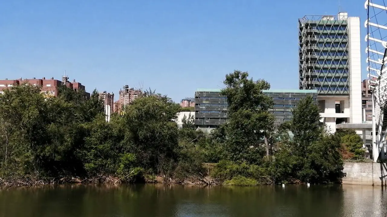 Ribera rio Pisuerga zona Museo de la Ciencia ciudad Valladolid