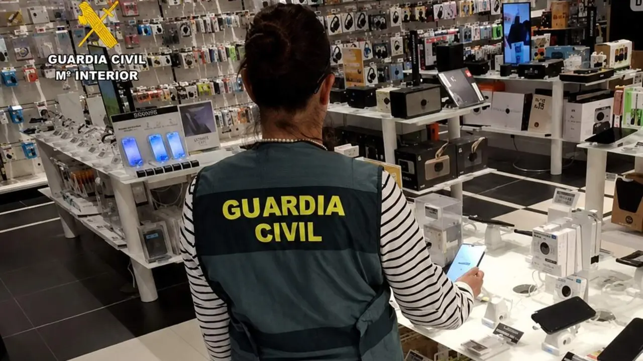 Robo dispositivos electronicos establecimientos Arroyo de la Encomienda detenidas Guardia Civil