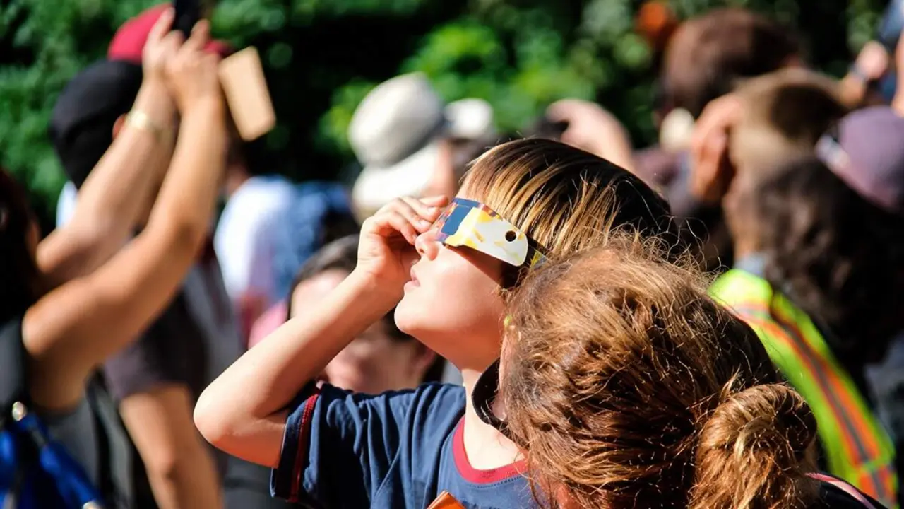 Observacion eclipse solar nino gafas homologadas Castilla y Leon