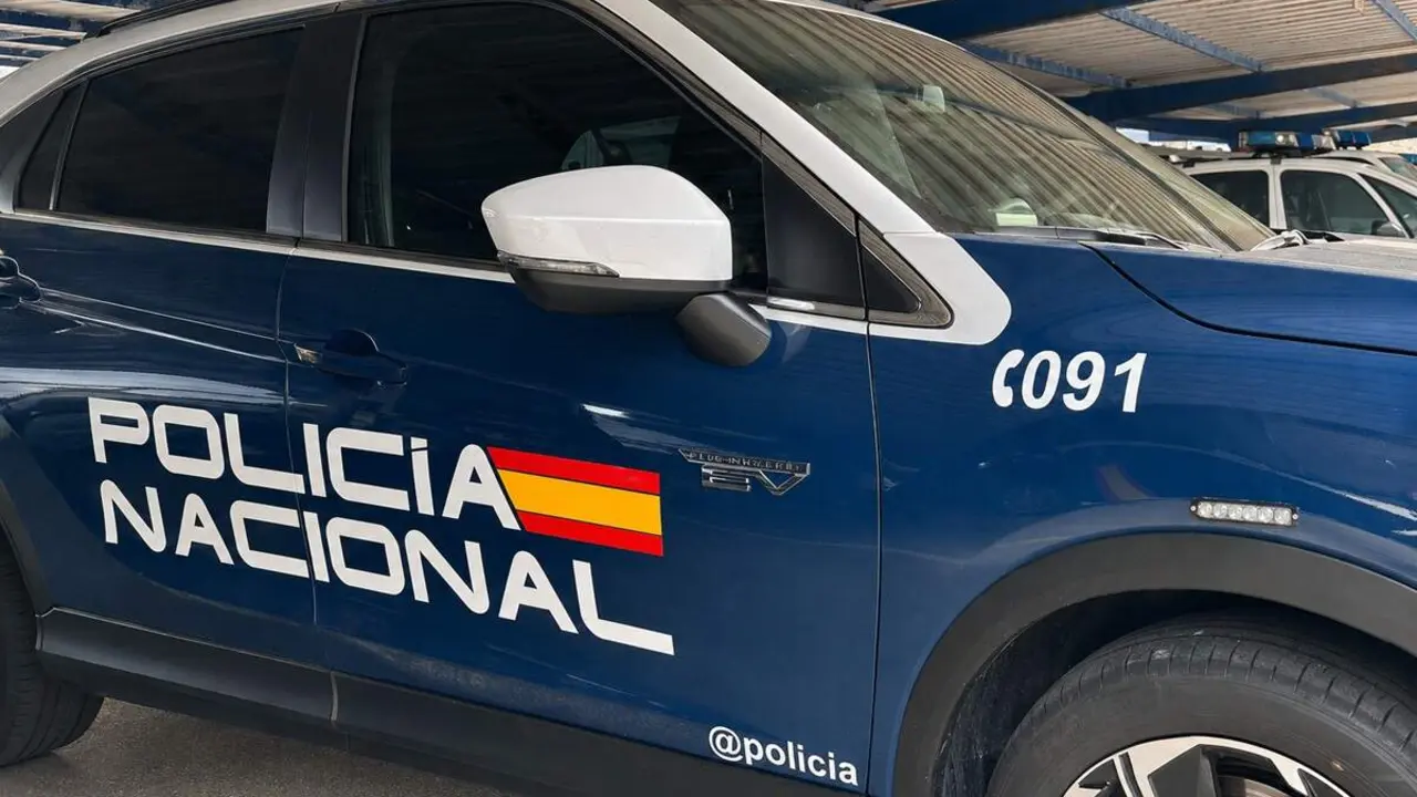 Coche Policia Nacional comisaria aparcamiento intervencion sucesos Valladolid