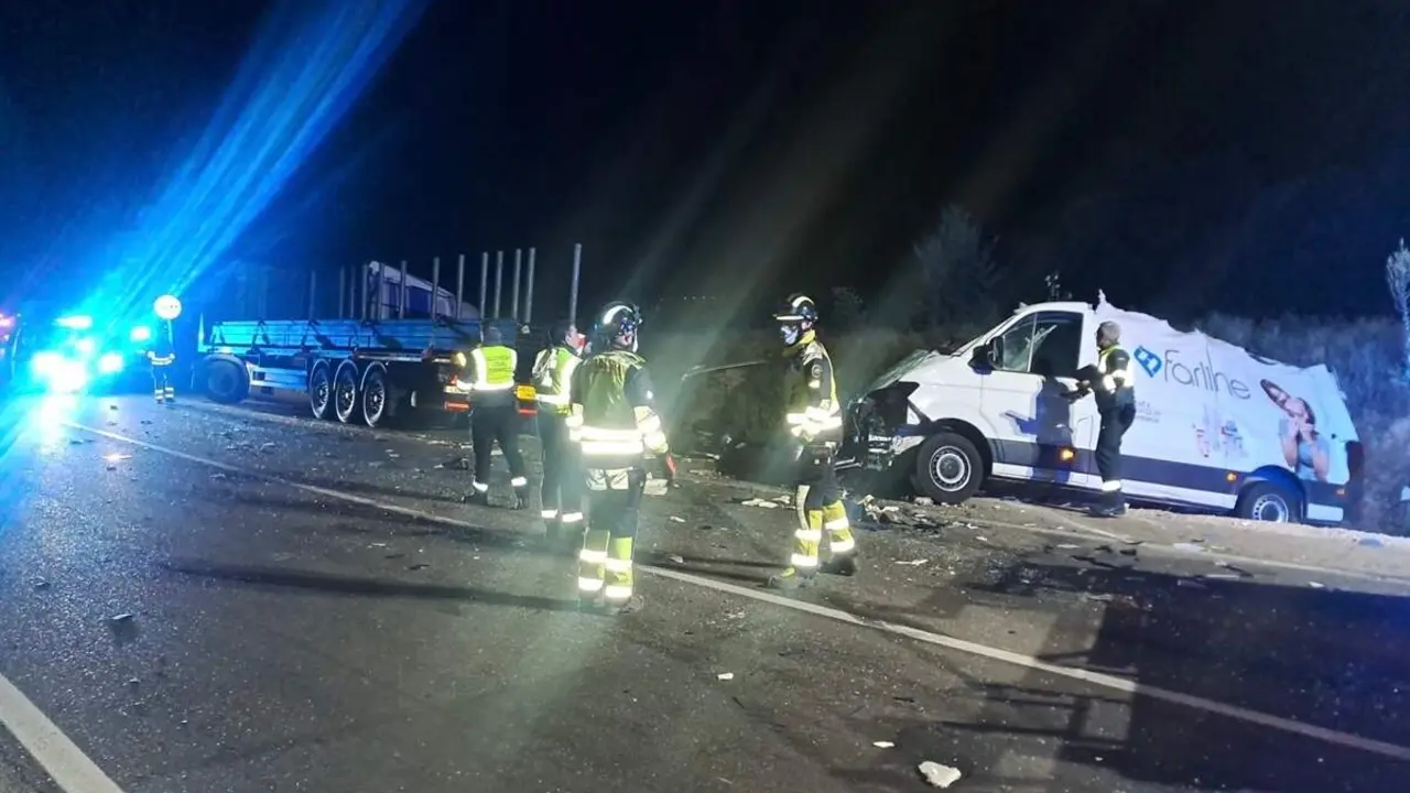 Colision frontal camion y furgoneta N-122 Penafiel heridos Bomberos Diputacion