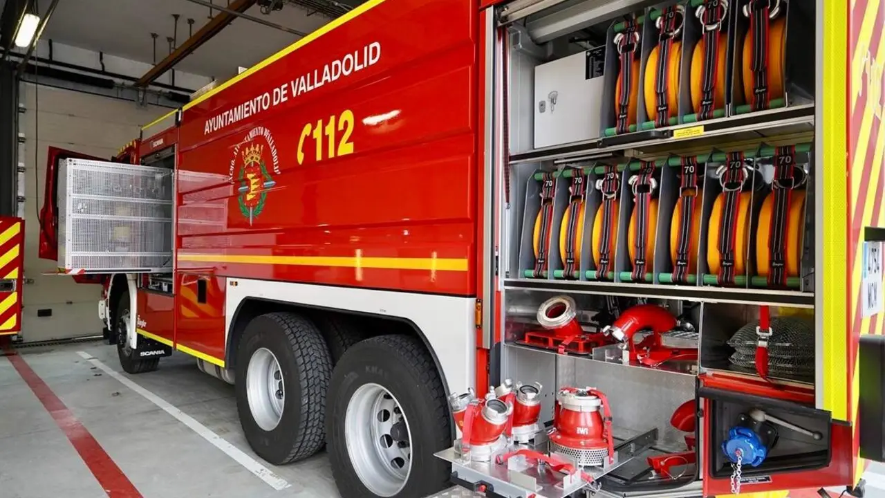 Camion y equipos Bomberos municipales Valladolid incendio extincion fuego