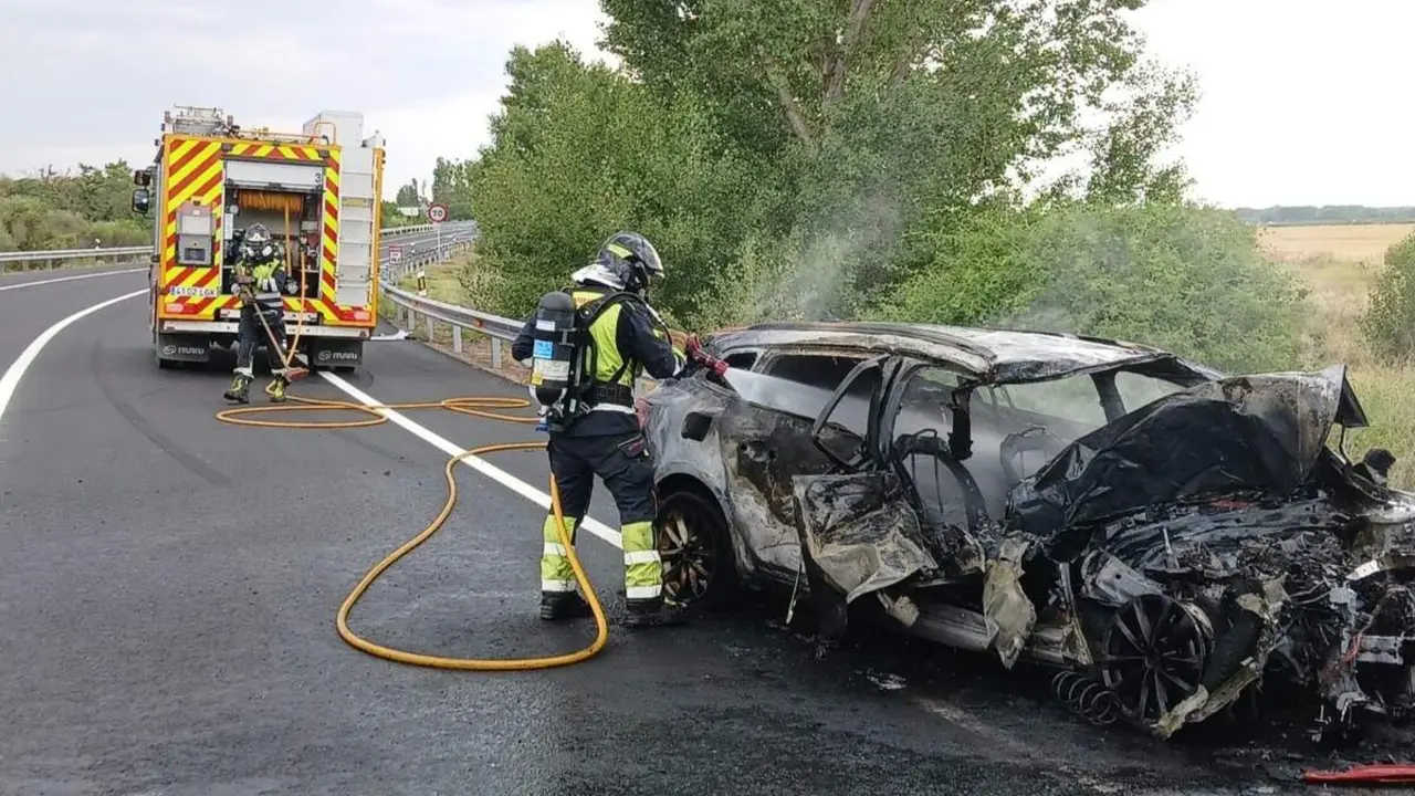 Colision turismo y tractor N-620 Pollos hombre herido atrapado sucesos
