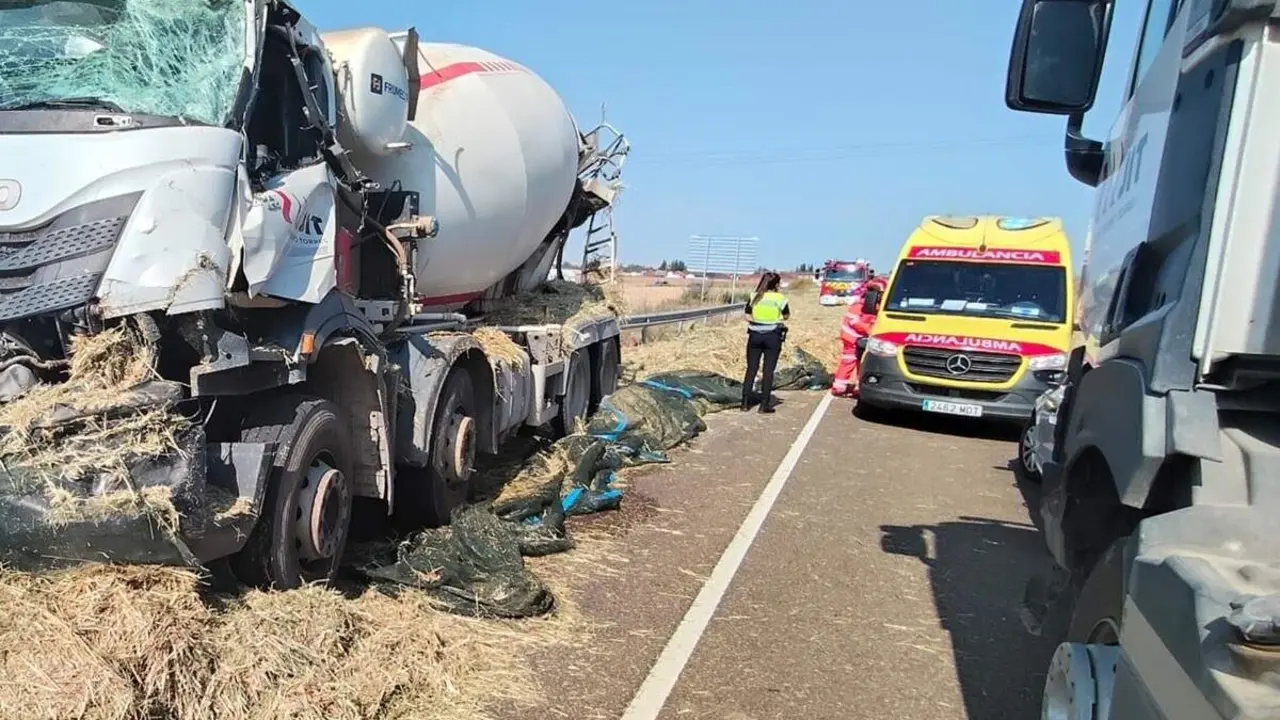 Accidente vuelco camion pacas de paja Medina de Rioseco