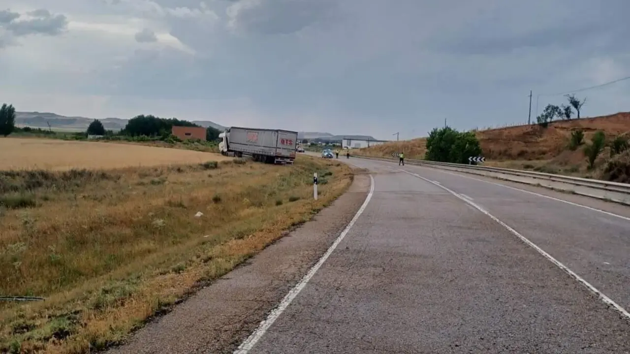 Accidente mortal N-122 Penafiel hombre fallecido y mujer herida colision turismo y camion