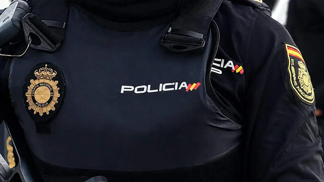 Agente mujer Policia Nacional de Valladolid chaleco intervencion sucesos