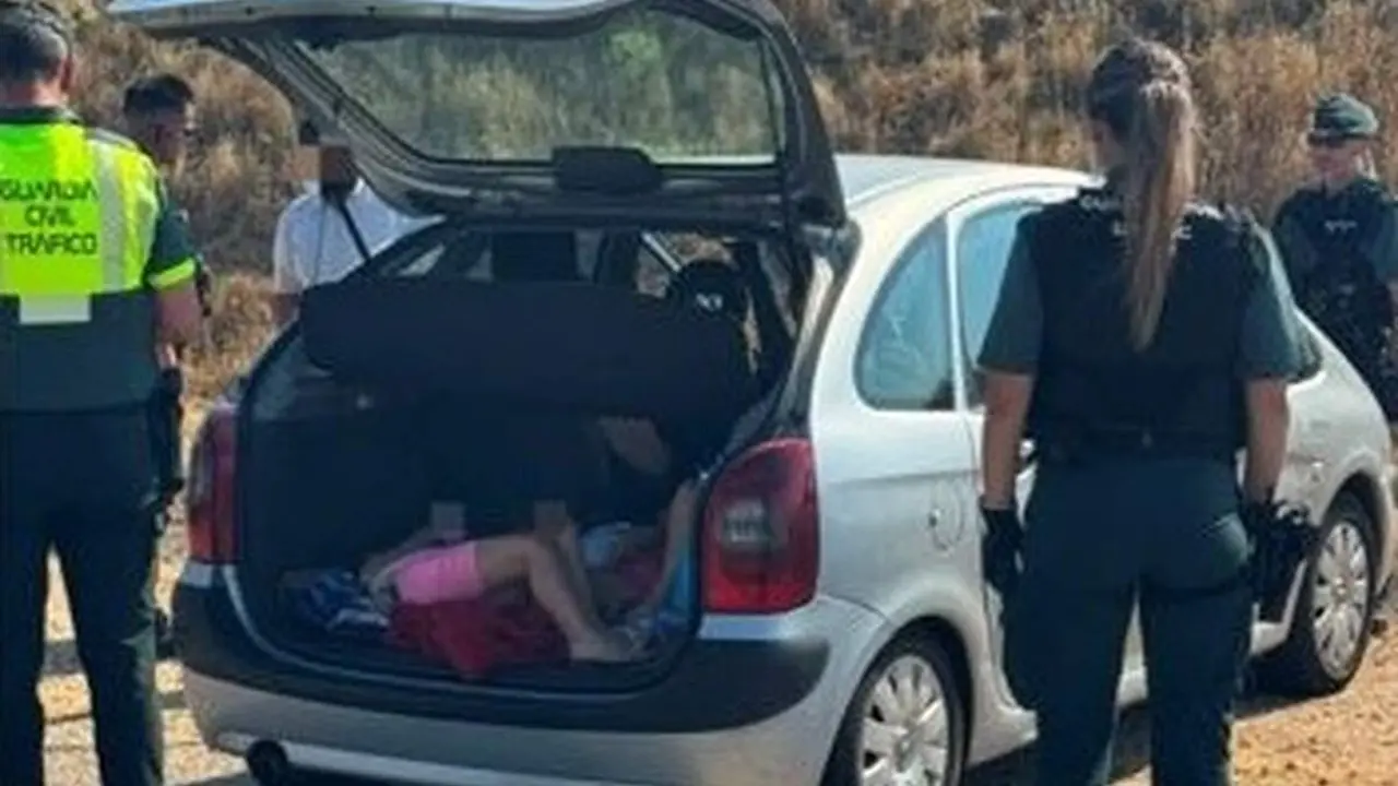 Guardia Civil intervencion menores dormidas maletero turismo A-6 Mota del Marques