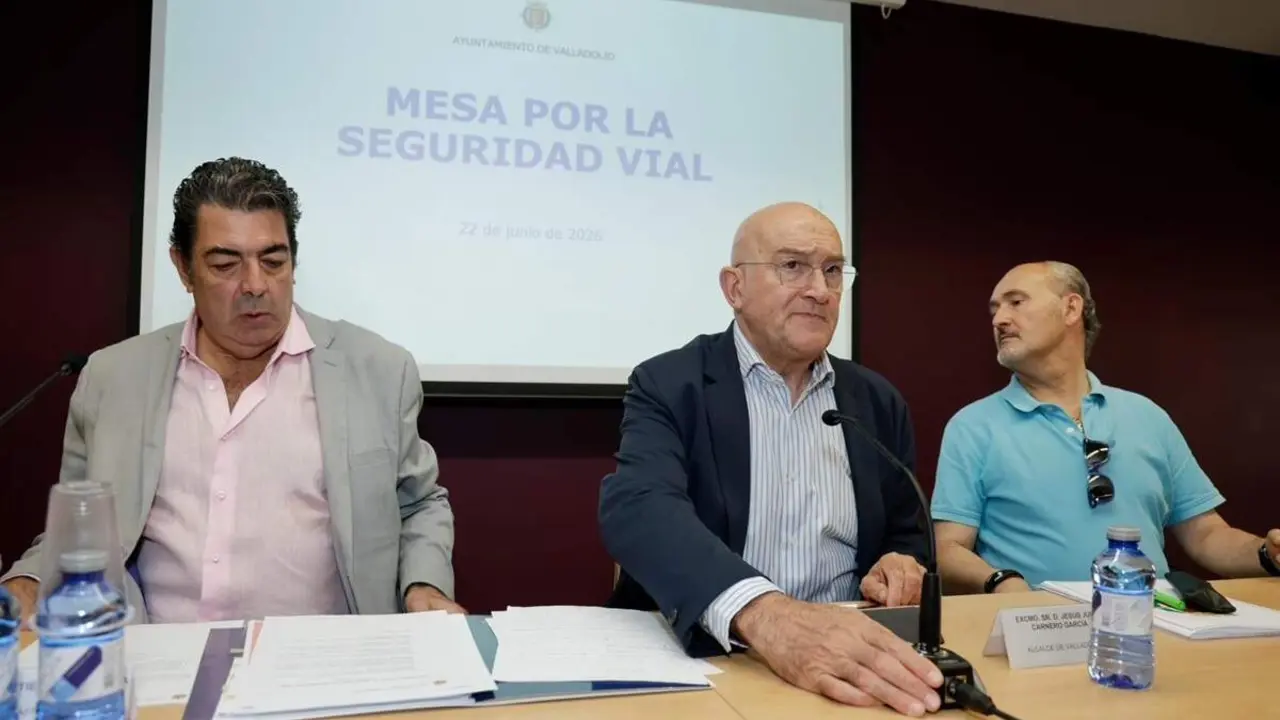 Mesa Movilidad Plan Director de la Motocicleta Jesus Julio Carnero y concejales Ayuntamiento Valladolid