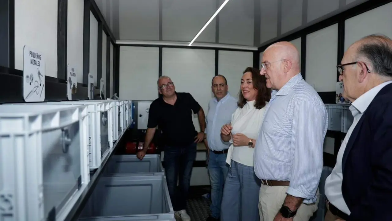 Presentacion nuevos puntos limpios moviles electricos residuos Ayuntamiento y Junta
