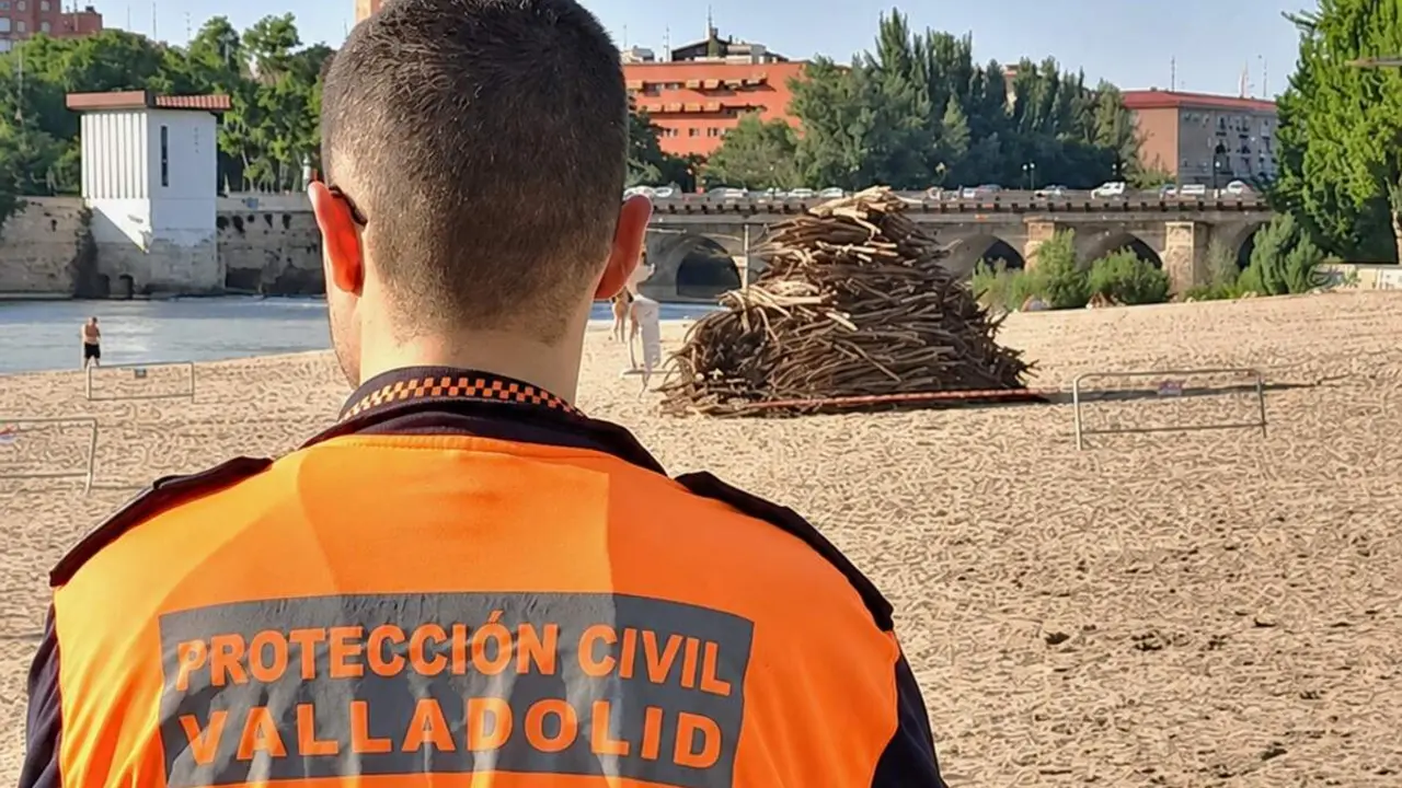 Hoguera Noche San Juan preparativos Las Moreras Valladolid Proteccion Civil