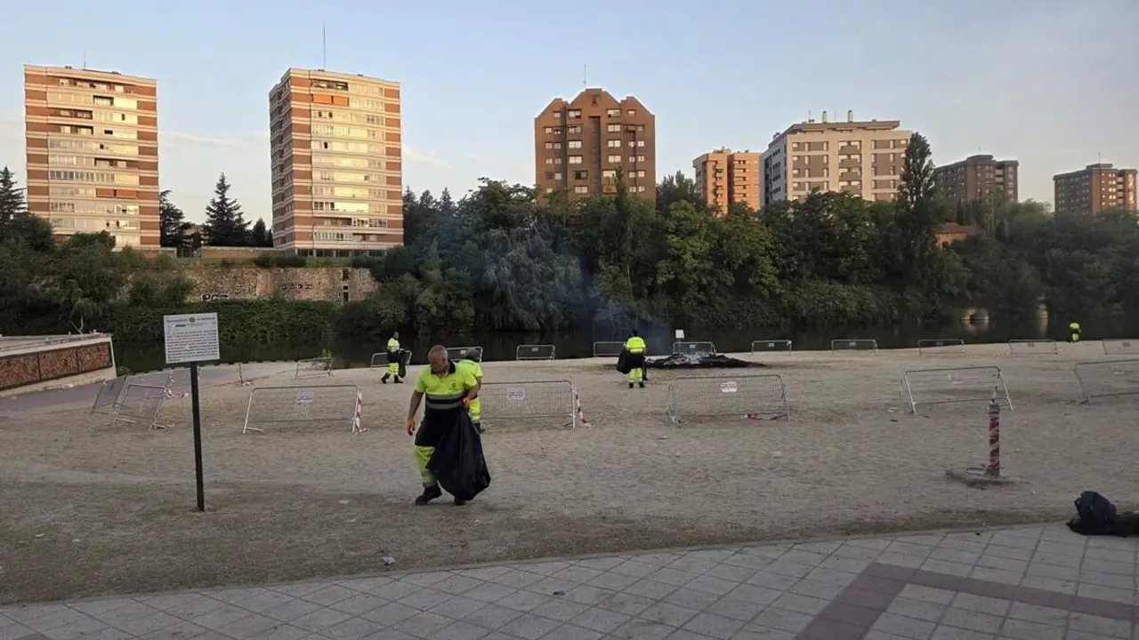Servicio Municipal Limpieza recogida basura y restos hoguera Noche San Juan Playa Las Moreras Valladolid