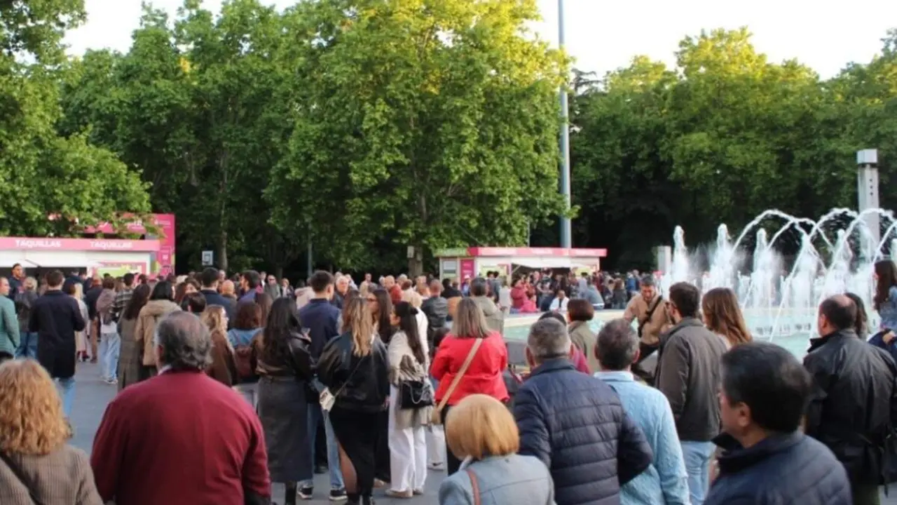 Turistas Valladolid Plaza Zorrilla centro ciudad celebracion Vino + Tapas