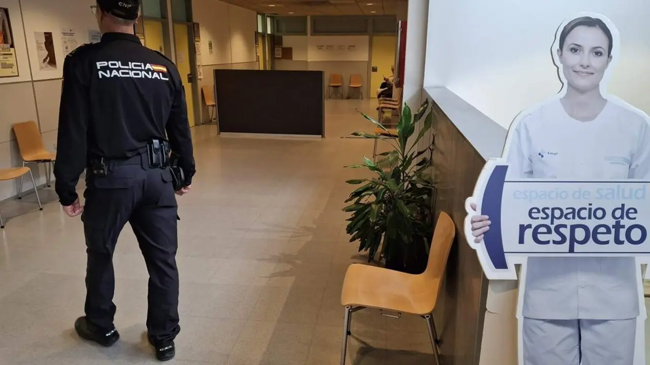 Agente de Policia Nacional centro de salud agresion medico