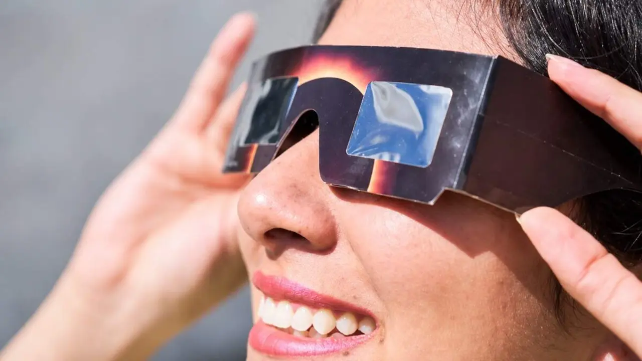 Gafas homologadas observacion eclipse solar Valladolid mujer