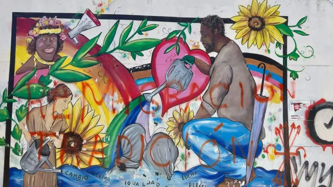 Vandalizan mural LGTBI Paseo Juan de Austria Valladolid mensajes racistas y simbologia falangista