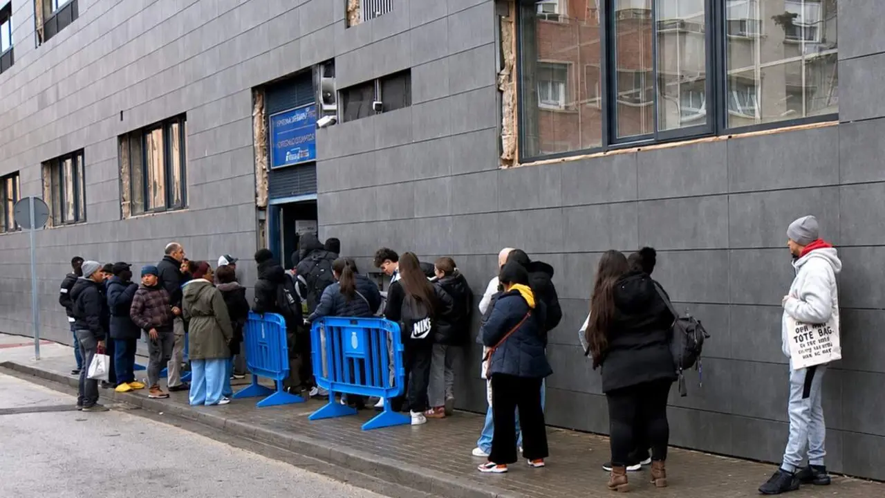 Proceso extraordinario regularizacion personas extranjeras colas oficinas Espana