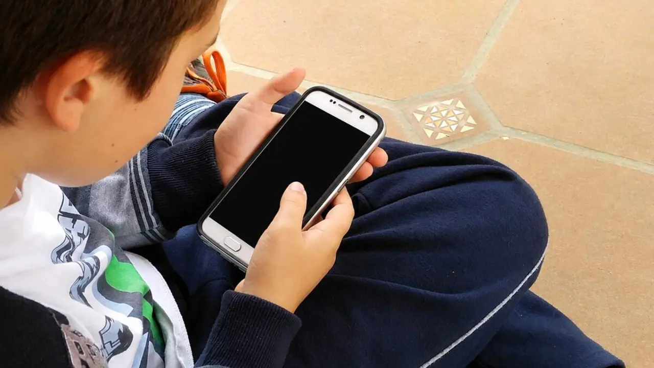 Nino telefono movil delito joven videos contenido sexual sucesos