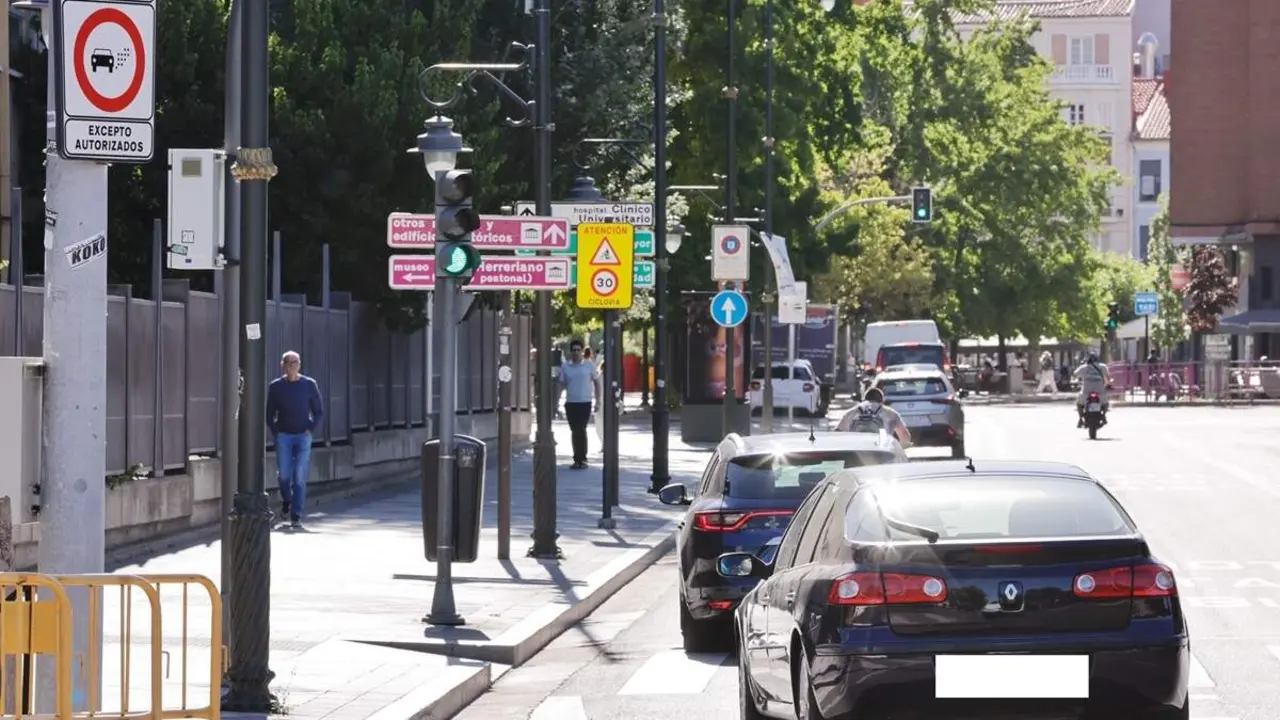 Poniente Zona de Bajas Emisiones senales y vehiculos circulacion Valladolid