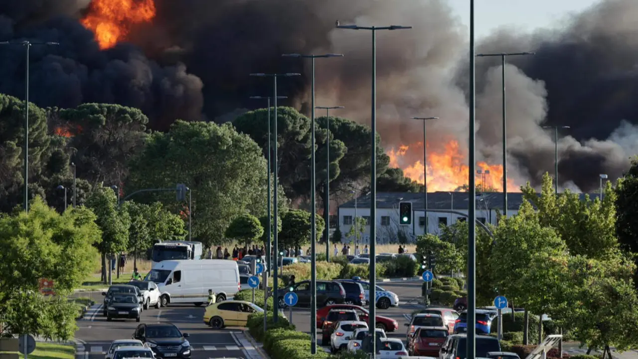 Incendio fabrica inmediaciones carretera N-601 zona colegio San Agustin Bomberos fuego Valladolid