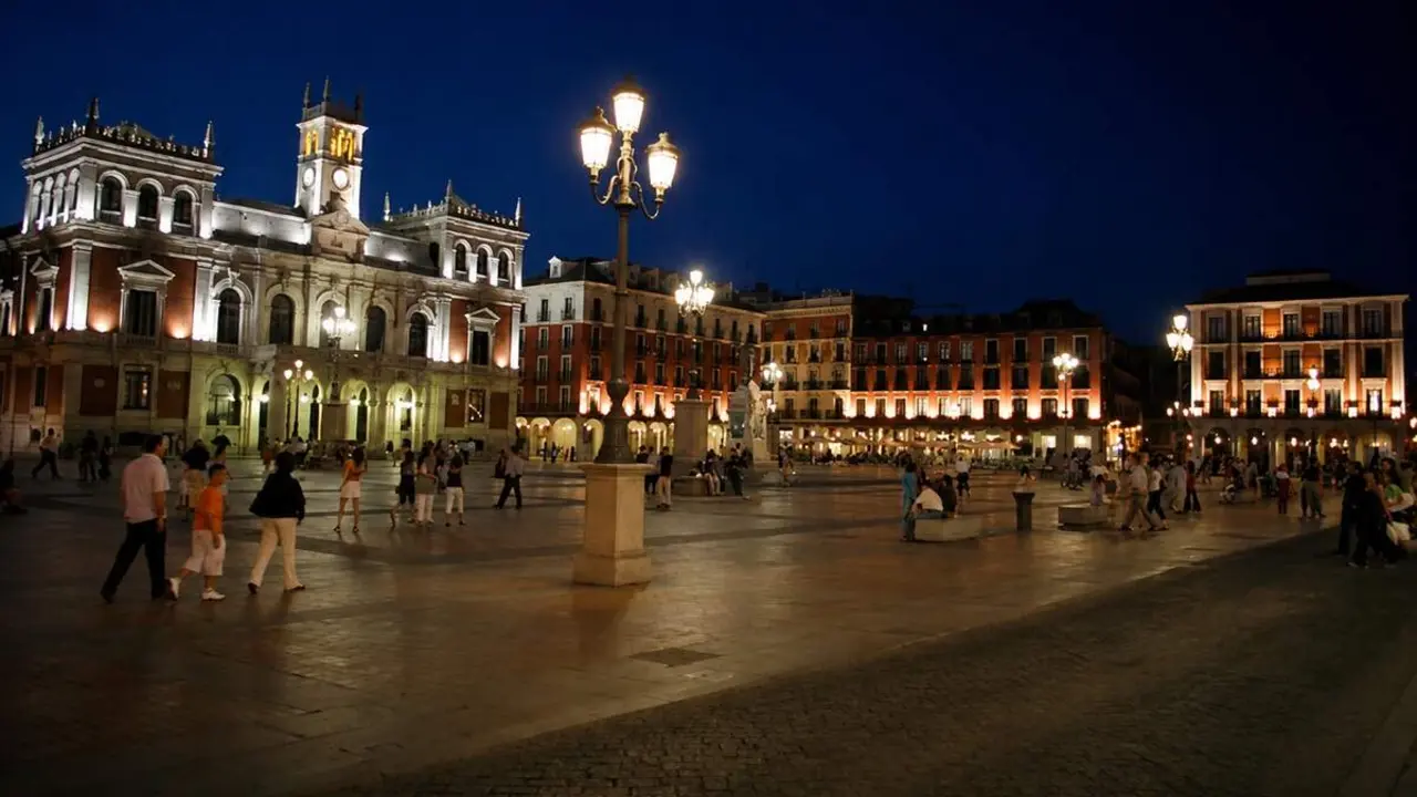 Plaza Mayor de Valladolid noche vecinos y turistas verano Casa Consistorial