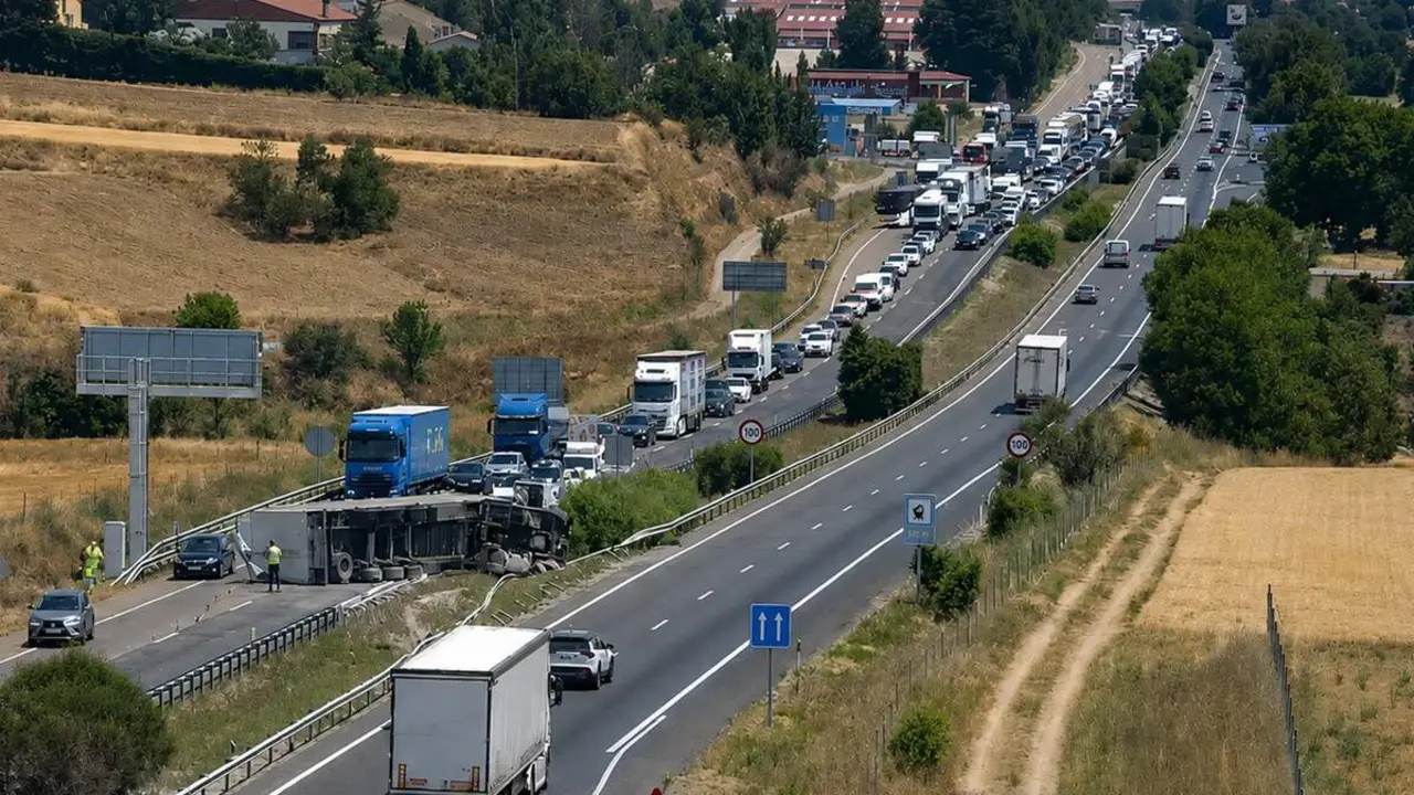 Vuelco camion colision turismo A-62 Geria sucesos provincia Valladolid