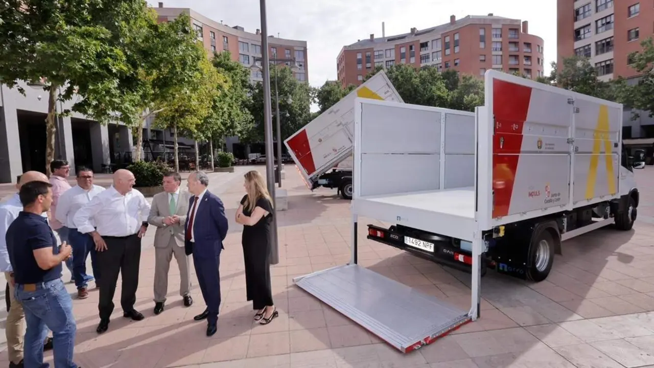 Nuevos vehiculos camiones Servicio Municipal de Limpieza Ayuntamiento de Valladolid Junta