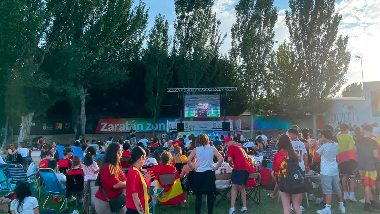 Pantalla gigante fan zone Zaratan Mundial Seleccion Espanola pueblos Valladolid