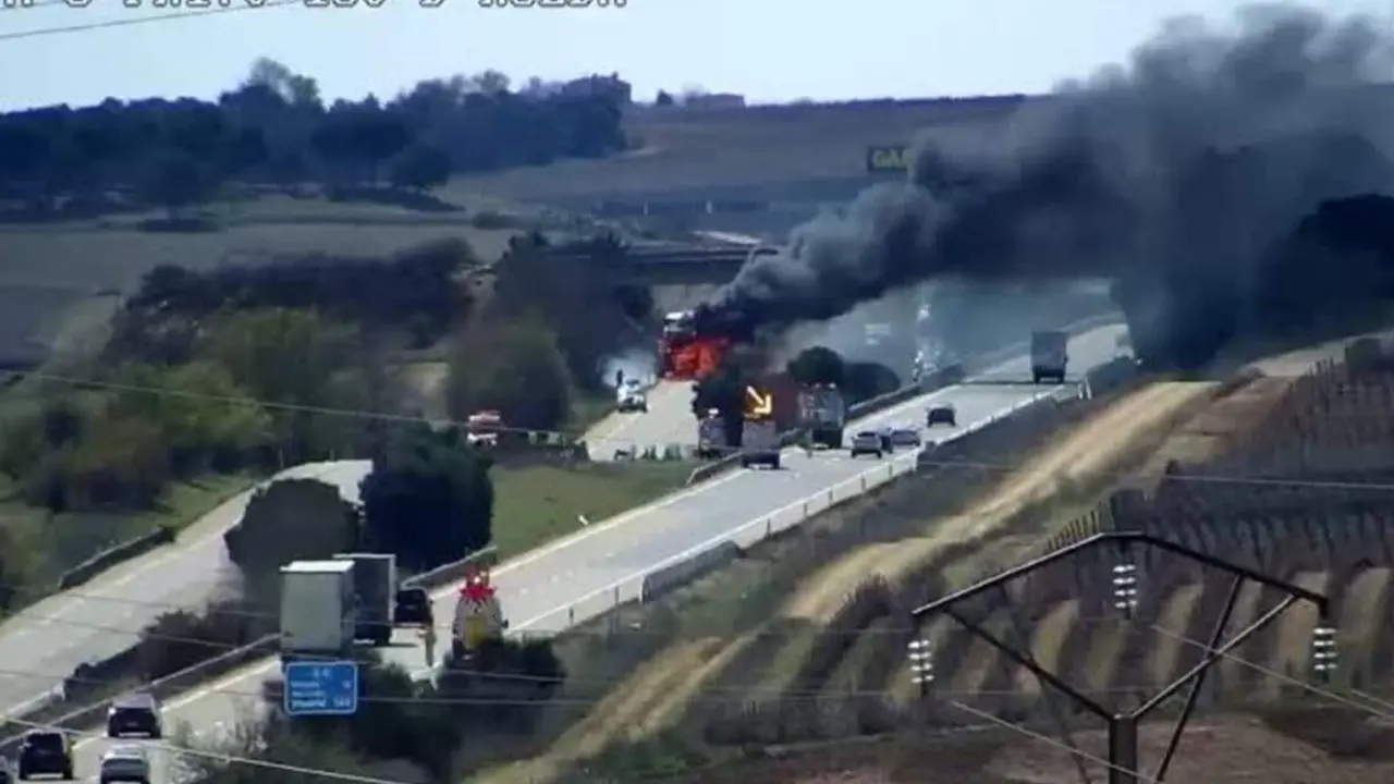 Incendio camion corte trafico A-6 kilometro 167 Rueda sentido A Coruna sucesos