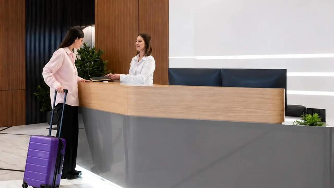 Recepcion hotel Valladolid huesped y trabajadora empleo turismo