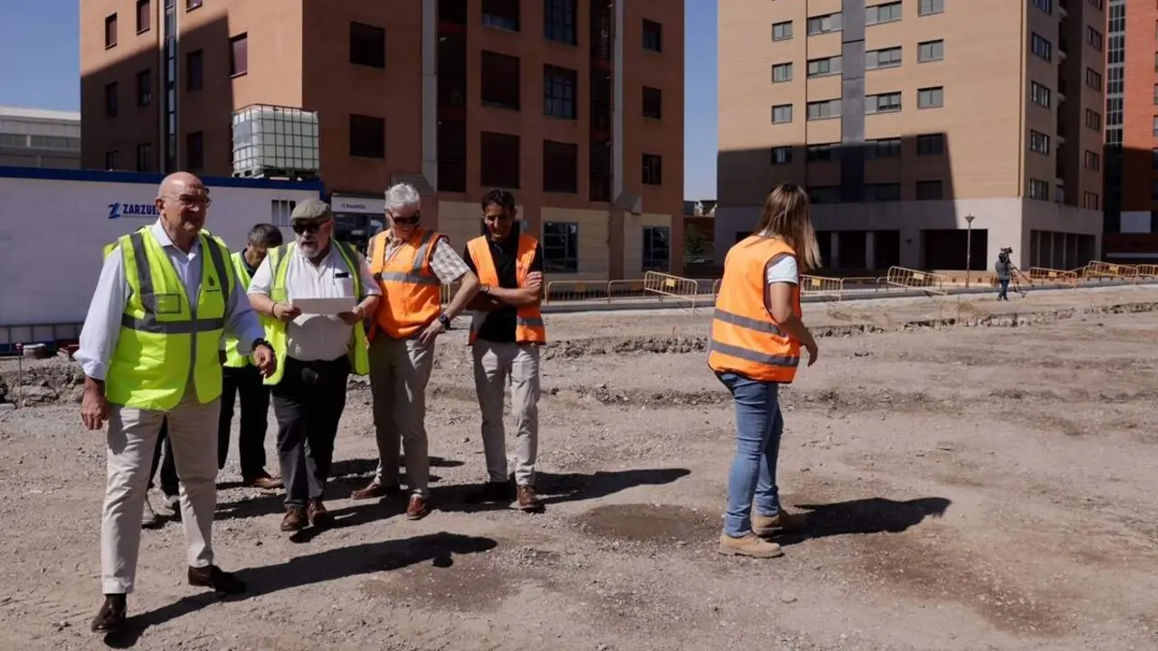 Visita alcalde Jesus Julio Carnero obras aparcamiento calle Balago Huerta del Rey