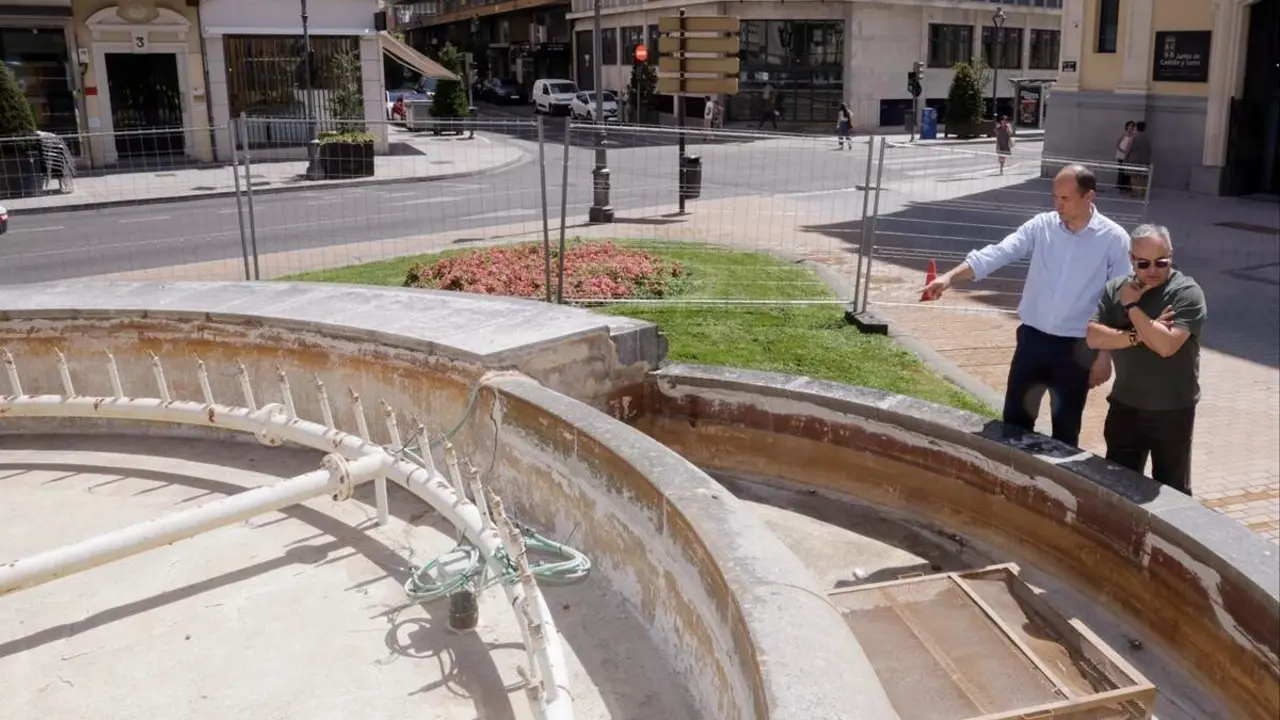Reparacion fuente ornamental Plaza Madrid visita concejal Alejandro Garcia Pellitero