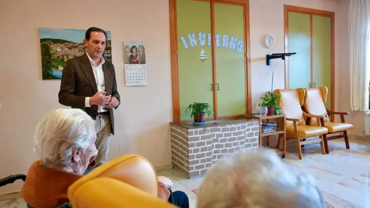 Visita presidente Diputacion Conrado Iscar mayores realojados residencias incendio Avila