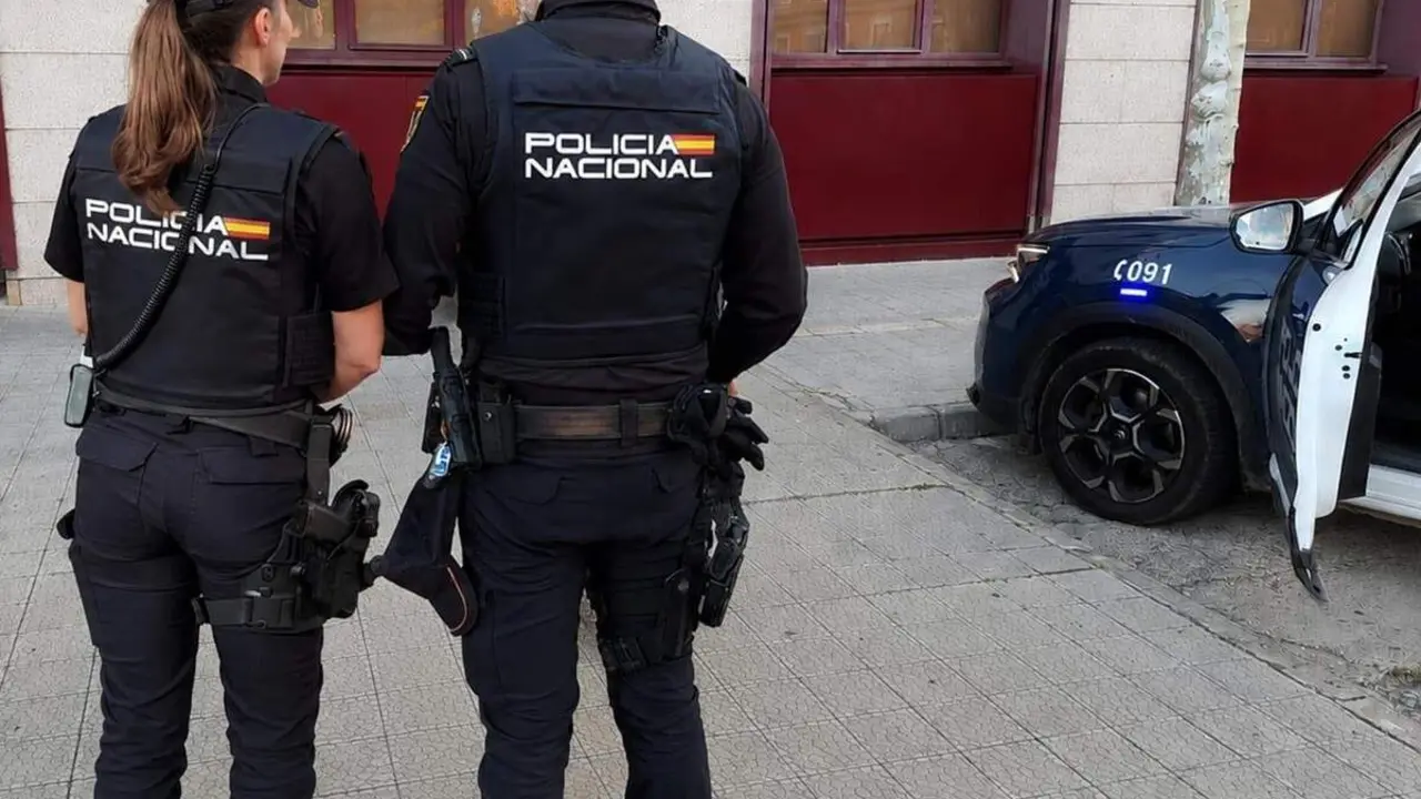 Policia Nacional agentes hombre y mujer coche patrulla sucesos intervencion robos Valladolid