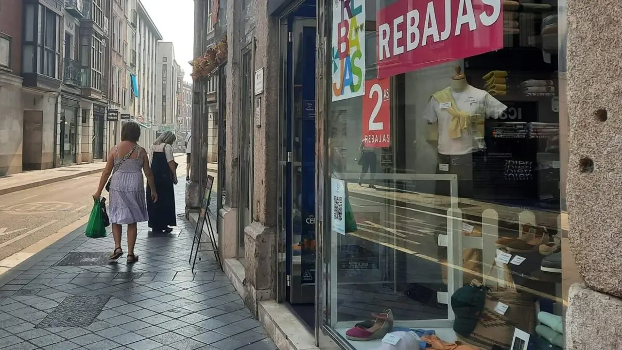 Tienda comercio local rebajas verano calle Canovas del Castillo ciudad Valladolid