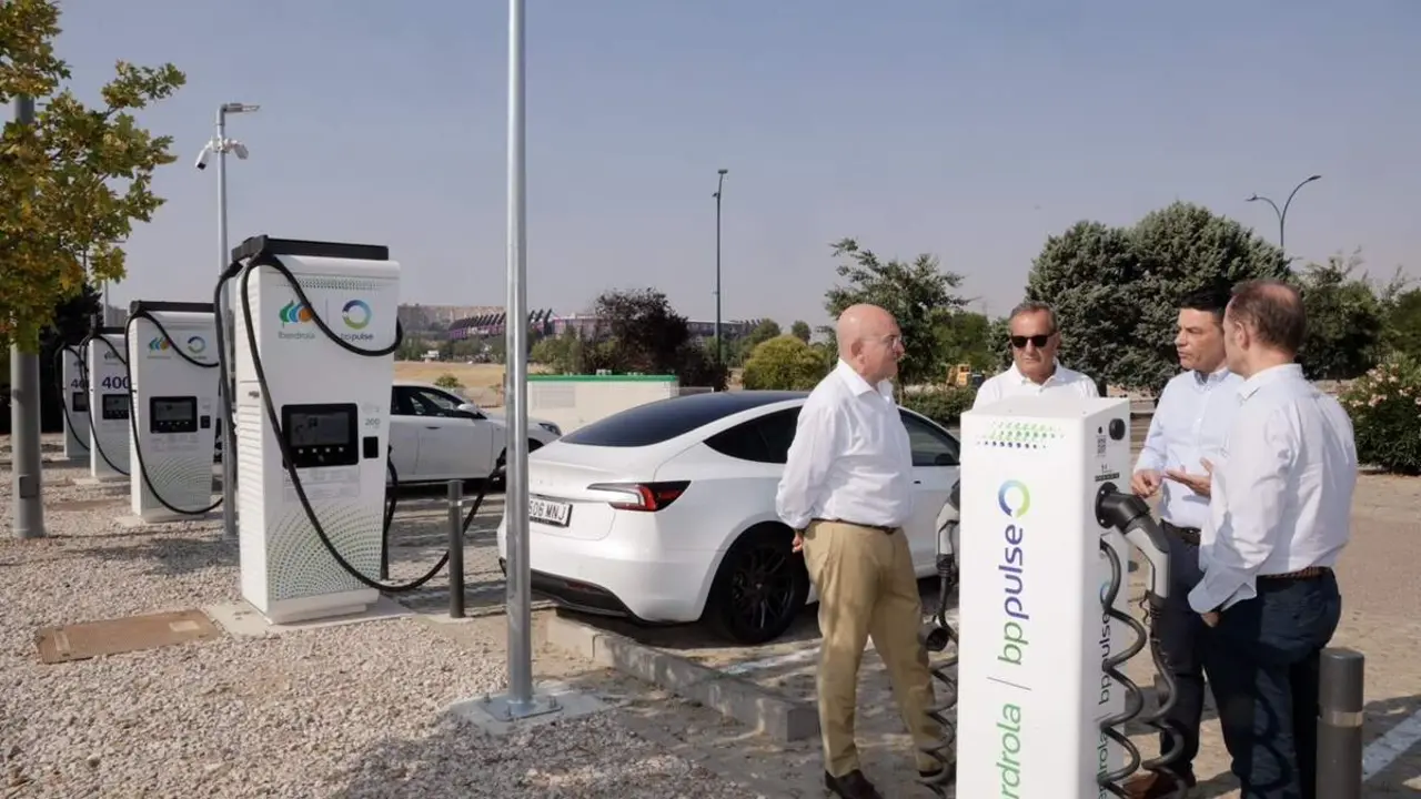 Iberdrola bp pulse mayor estacion de recarga ultrarrapida Valladolid visita alcalde Jesus Julio Carnero