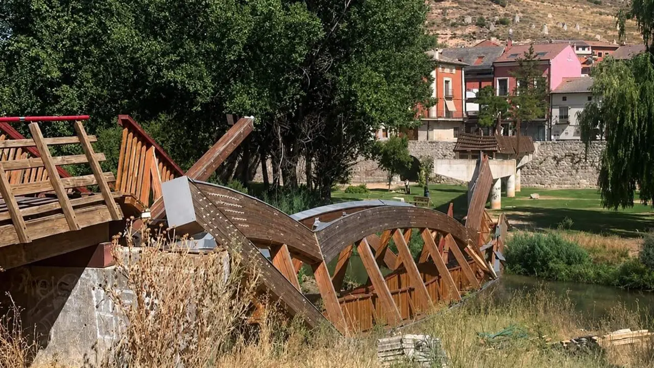 Derrumbe pasarela peatonal Parque Pedro Burgueno rio Duraton Penafiel