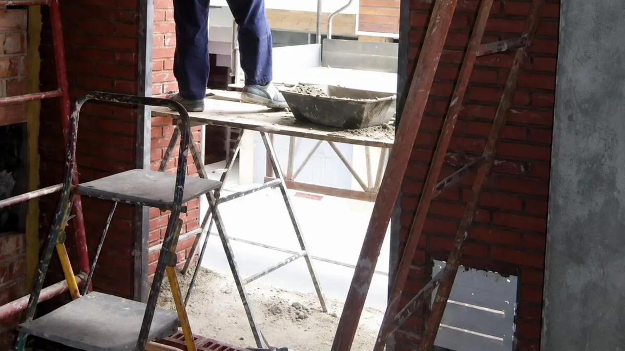 Obra construccion albanil trabajador empleo andamio y herramientas Valladolid