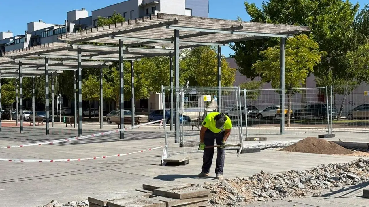 Obras intervencion Plaza Everest Pinar de Jalon espacios de sombra y zonas verdes