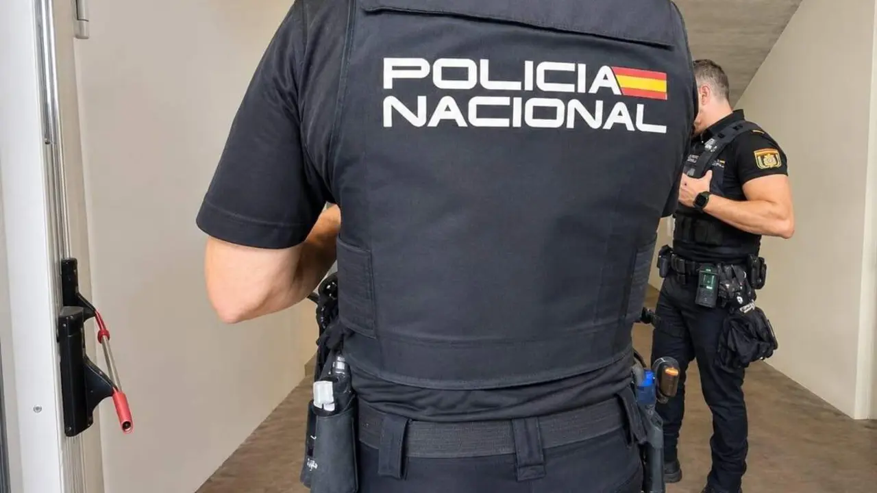 Agentes Policia Nacional agresiones detenciones rellano vivienda edificio sucesos Valladolid