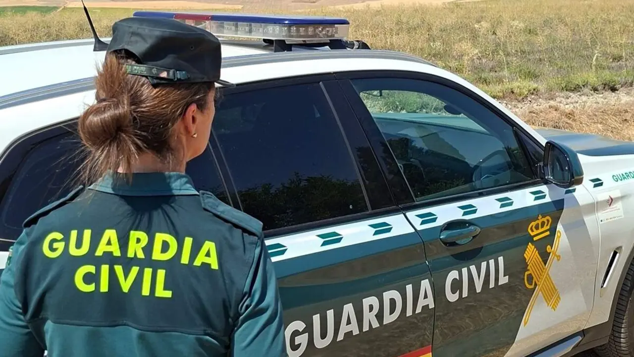 Agente mujer Guardia Civil Valladolid coche pueblos provincia