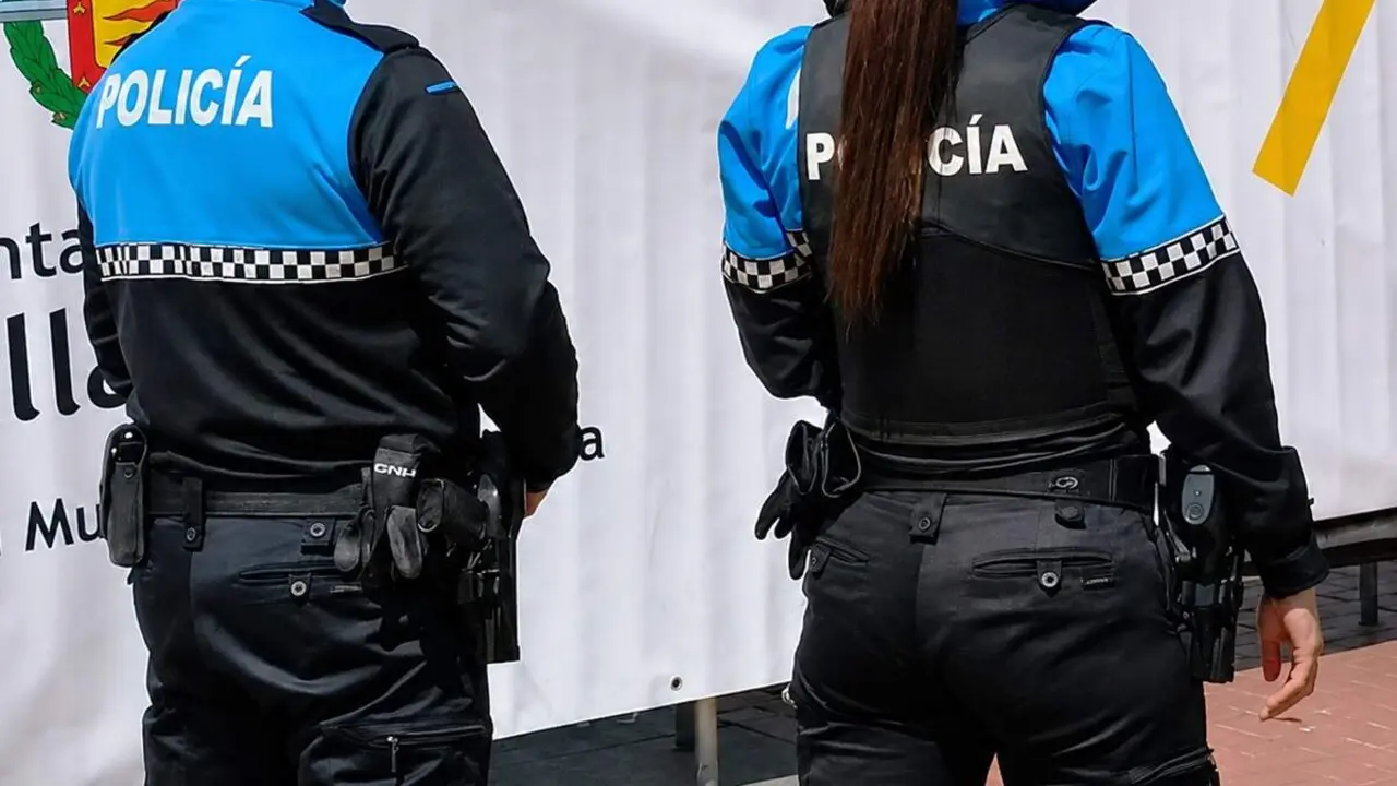 Agentes hombre y mujer Policia Municipal Valladolid vigilancia actividades Plaza Mayor