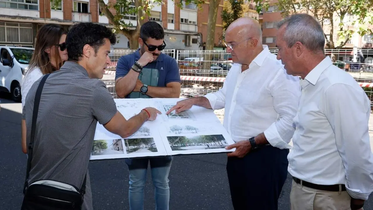 Visita alcalde Jesus Julio Carnero inicio trabajos remodelacion proyecto Plaza Santa Brigida Valladolid