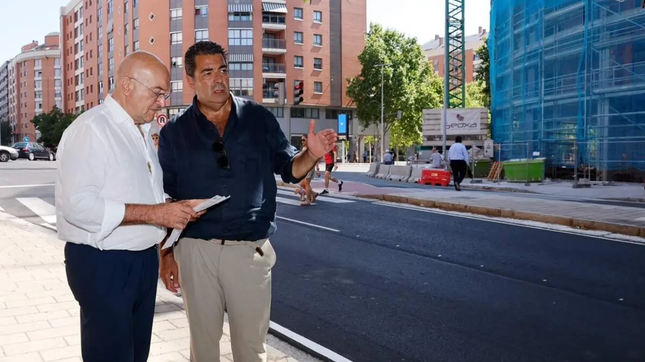 Visita Jesus Julio Carnero finalizacion renovacion campana aglomerados barrio Parquesol Ayuntamiento Valladolid