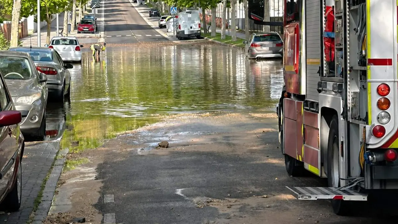 Rotura tuberia calle Padre Llanos barrio Parquesol intervencion Bomberos y Policia Valladolid
