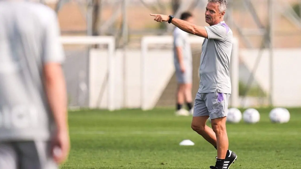Fran Escriba y cuerpo tecnico entrenamiento Los Anexos previa Real Valladolid