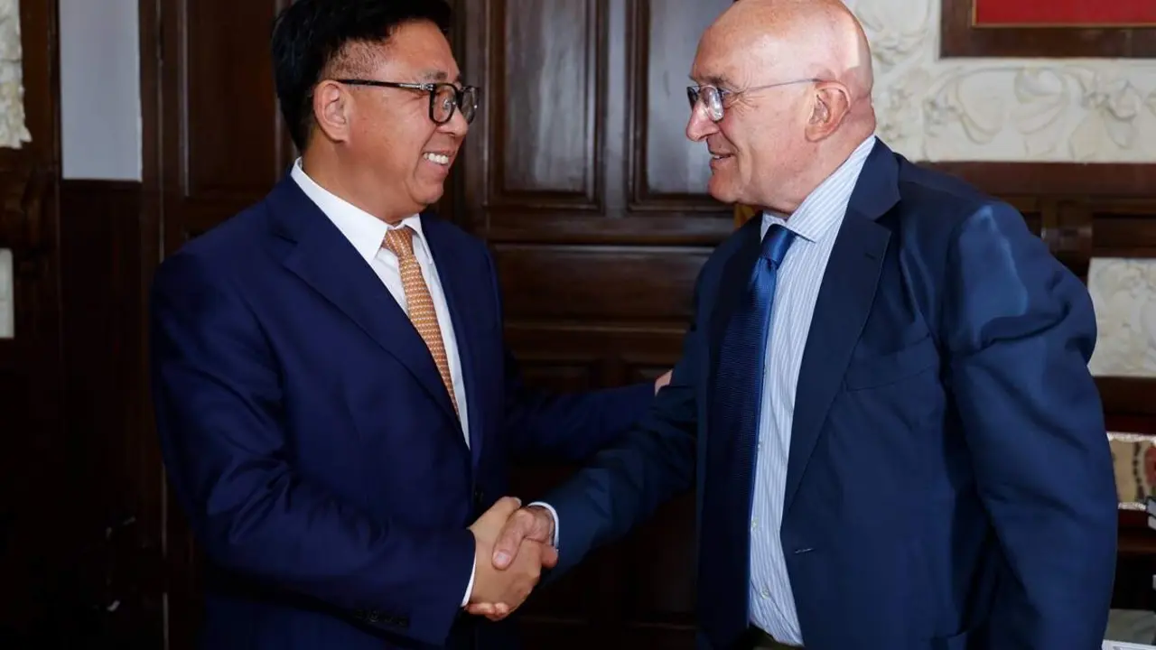 Nueva reunion Ayuntamiento Valladolid y Gotion Jesus Julio Carnero y Li Zhen