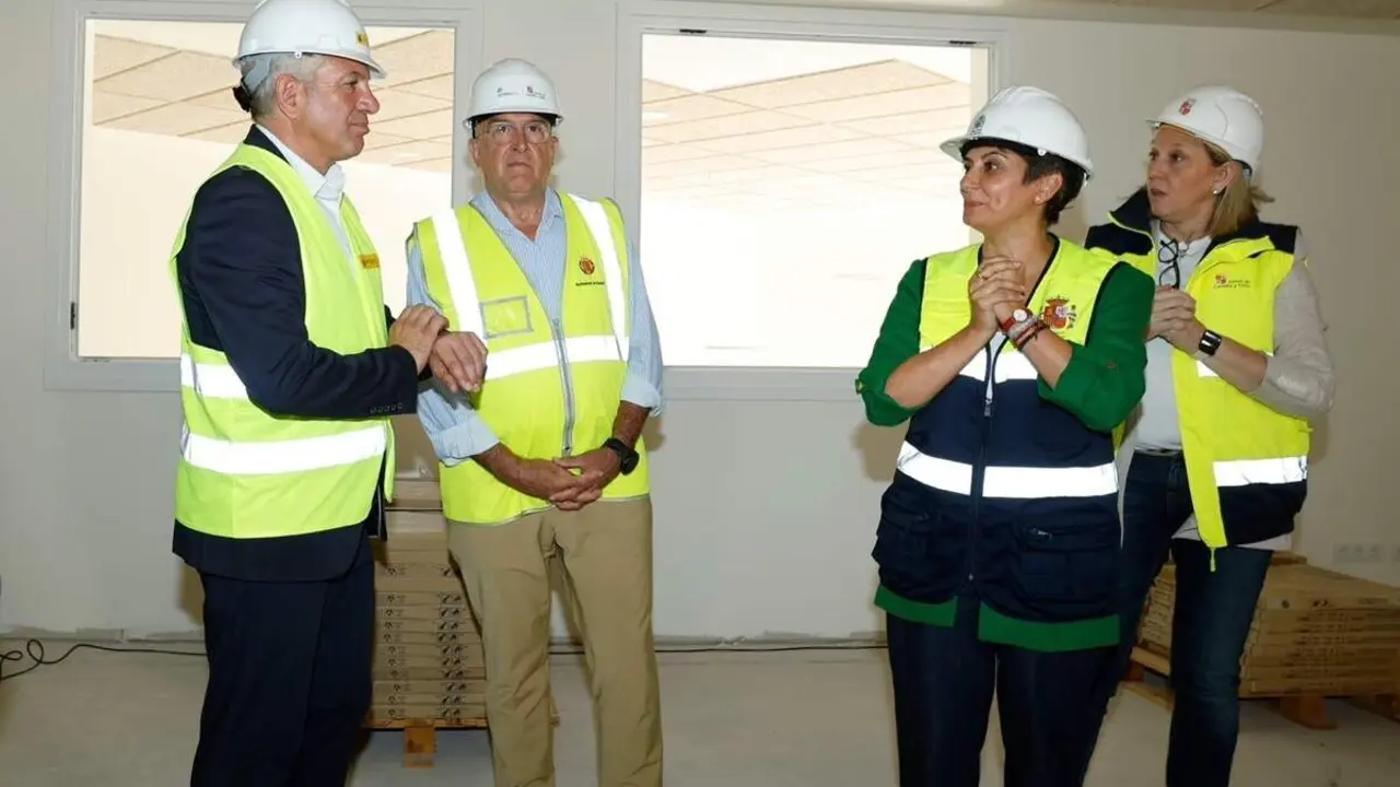 Visita ministra Isabel Rodriguez y alcalde Jesus Julio Carnero construccion 50 viviendas calle Mieses Valladolid
