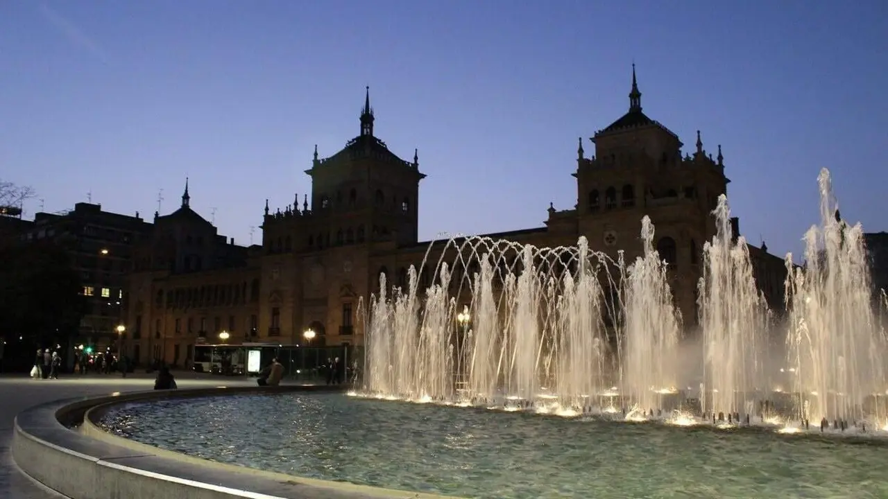 Plaza de Zorrilla noche Academia de Caballeria turismo ciudad Valladolid