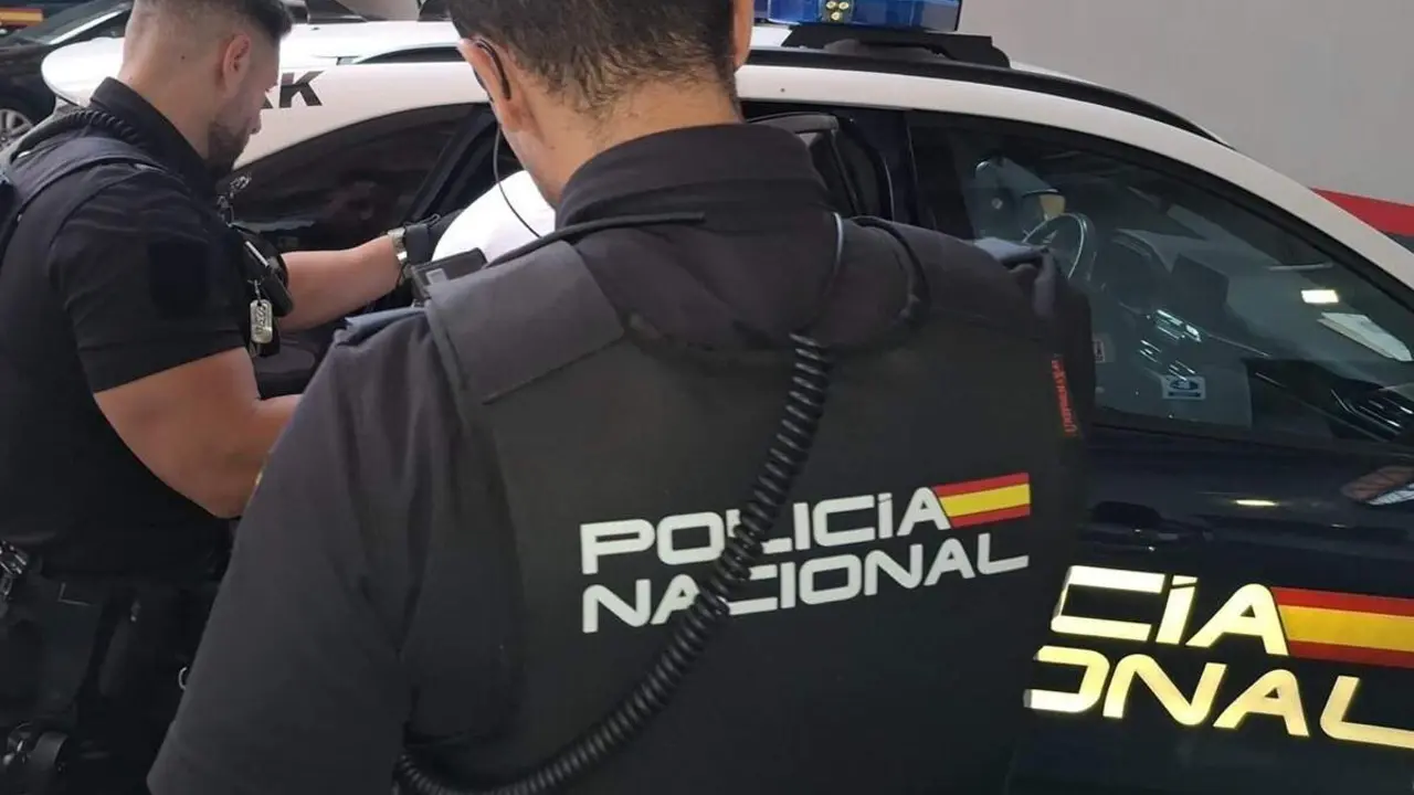 Detencion hombre agentes Policia Nacional parking comisaria sucesos Valladolid