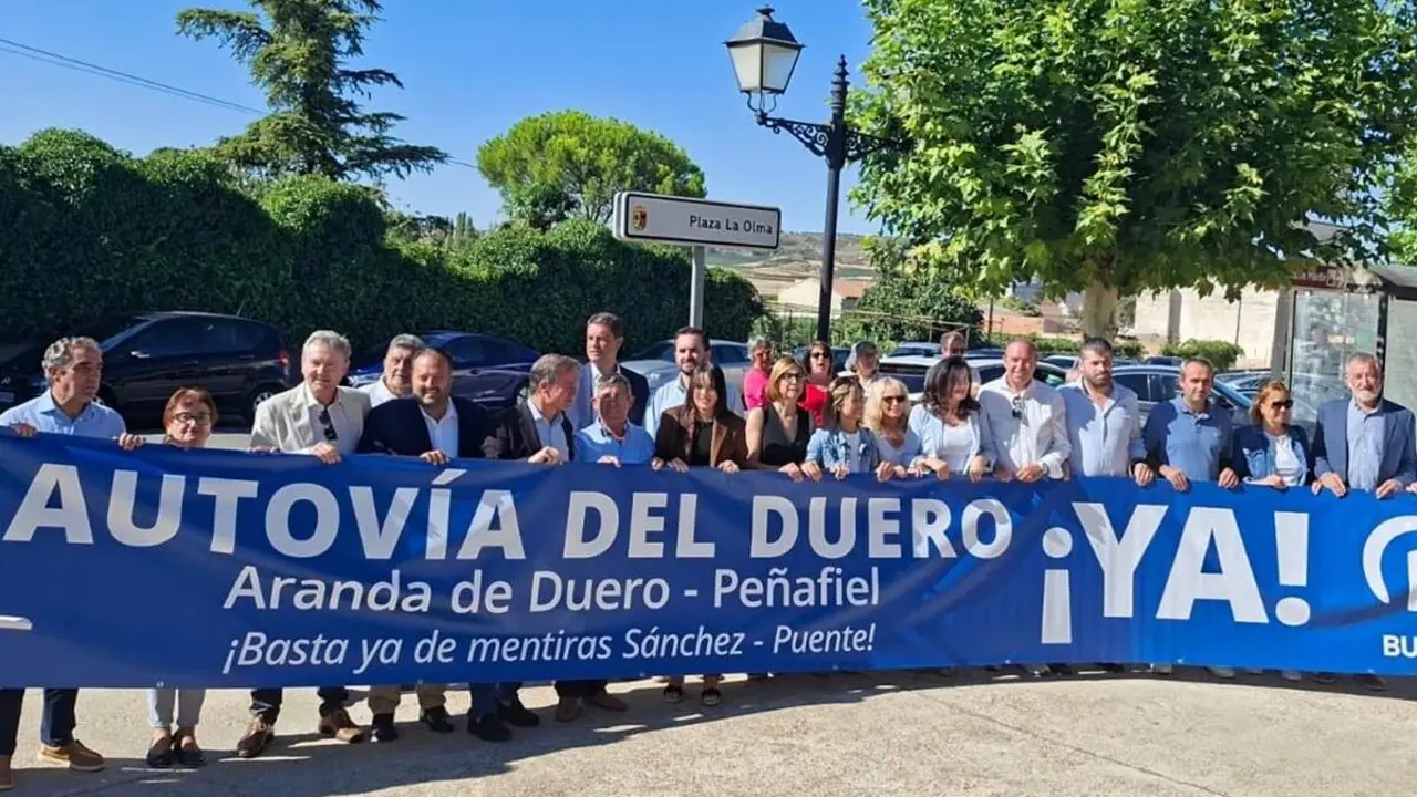 Concentracion retrasos A-11 provincias Valladolid y Burgos parlamentarios PP